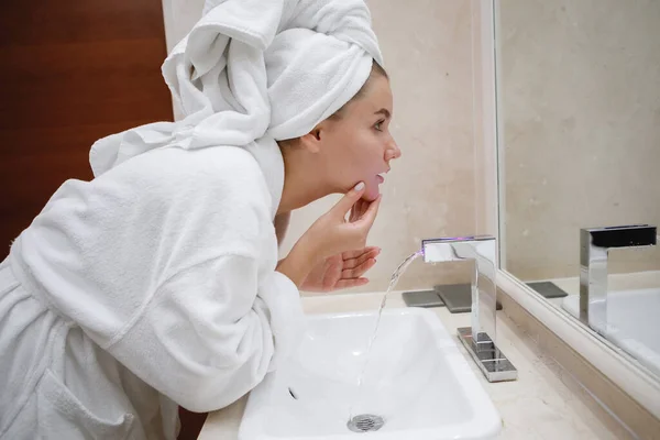 Mujer Joven Con Una Bata Blanca Lava Lavabo Con Grifo — Foto de Stock