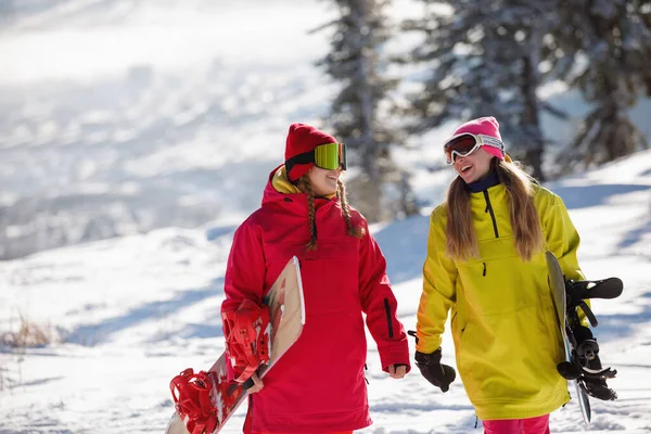 Hälsosam Livsstil Två Snowboardåkare Går Och Pratar Ett Snötäckt Berg — Stockfoto