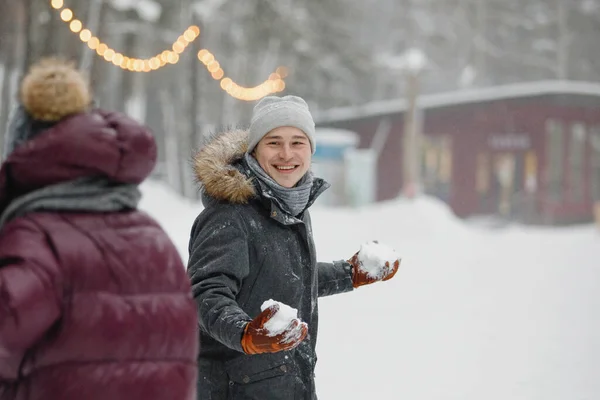 Homem Mulher Roupas Inverno Brincando Neve Parque Casaco Com Capuz — Fotografia de Stock