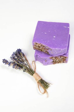 Ev yapımı sabun. Bir demet lavanta. Küçük işletmeler, organik ürünler, doğal malzemeler. Üst görünüm.
