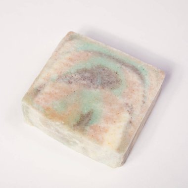 Ev yapımı sabun. Sandal ağacı kokusu. Küçük işletmeler, organik ürünler, doğal malzemeler. Üst görünüm.