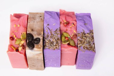 Bir yığın ev yapımı sabun. Kiraz şarabı, sandal ağacı, kahve ve lavanta aroması. Küçük işletmeler, organik ürünler, doğal malzemeler..