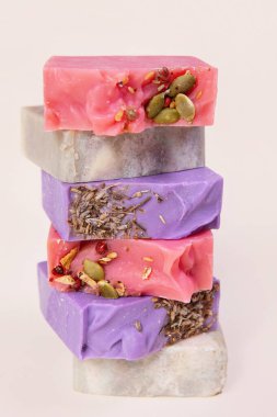 Bir yığın ev yapımı sabun. Kiraz şarabı, sandal ağacı, kahve ve lavanta aroması. Küçük işletmeler, organik ürünler, doğal malzemeler..