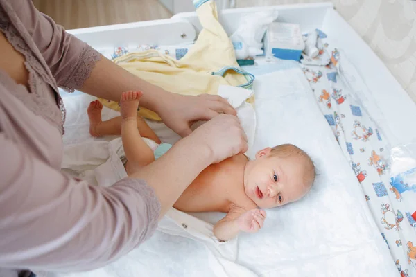 Madre Envuelve Bebé Recién Nacido Una Manta Blanca Feliz Infancia —  Fotos de Stock