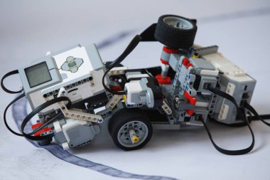 Robot eğitimi. Çocuk kulübünde ev yapımı mini robotlar üreticisi. Seçici odaklanma. Beyaz arkaplan.
