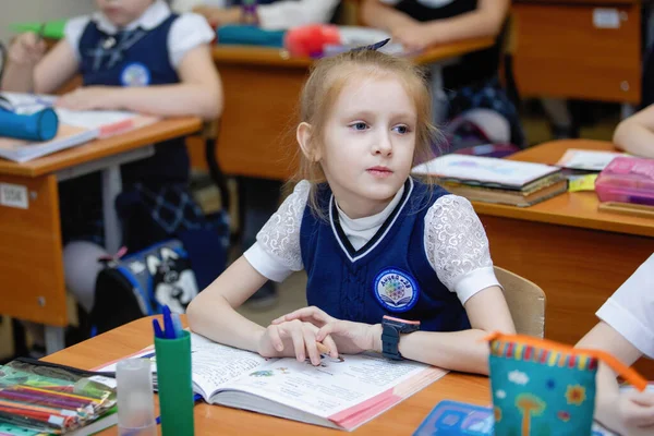 Schulmädchen Ihren Schreibtischen Klassenzimmer Während Des Unterrichts Grundschulbildung Selektiver Fokus — Stockfoto