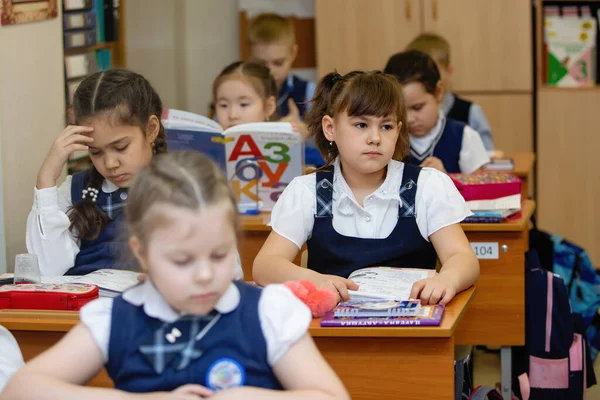 Alumnos Sus Escritorios Clase Durante Lección Educación Elemental Enfoque Selectivo — Foto de Stock