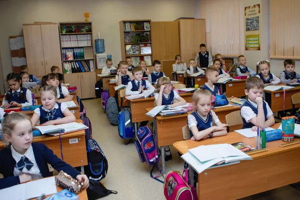 Schulkinder Während Des Unterrichts Ihren Schreibtischen Unterricht Grundschulbildung Nowosibirsk Russland — Stockfoto