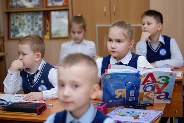 Okul Çocukları Ders Sırasında Masalarında Oturuyorlardı Lköğretim Seçici Odaklanma Novosibirsk — Stok fotoğraf