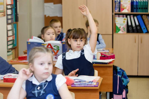 Iskoláslány Asztalánál Felemeli Kezét Osztályban Hogy Válaszoljon Iskolai Oktatás Szelektív — Stock Fotó