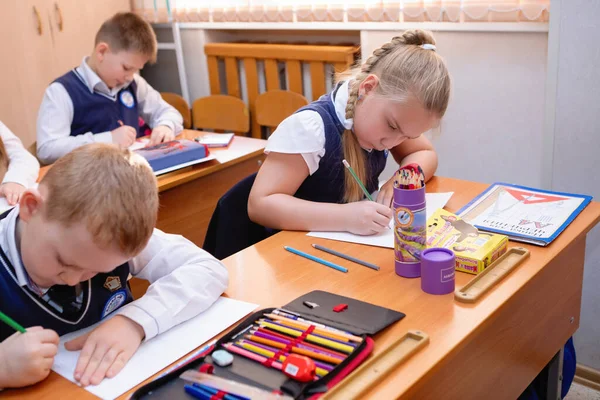 Gli Alunni Disegnano Loro Banchi Classe Durante Lezione Istruzione Elementare — Foto Stock