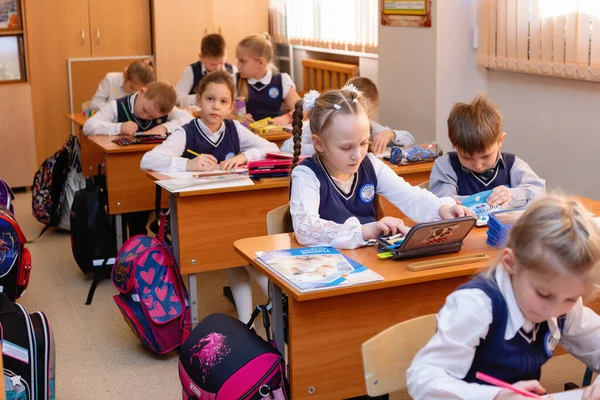 Schoolkinderen Aan Hun Bureau Klas Tijdens Les Basisonderwijs Selectieve Focus — Stockfoto