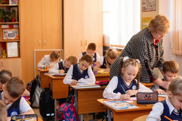 Schulkinder Schreibtisch Und Lehrer Unterricht Während Des Unterrichts Grundschulbildung Nowosibirsk — Stockfoto