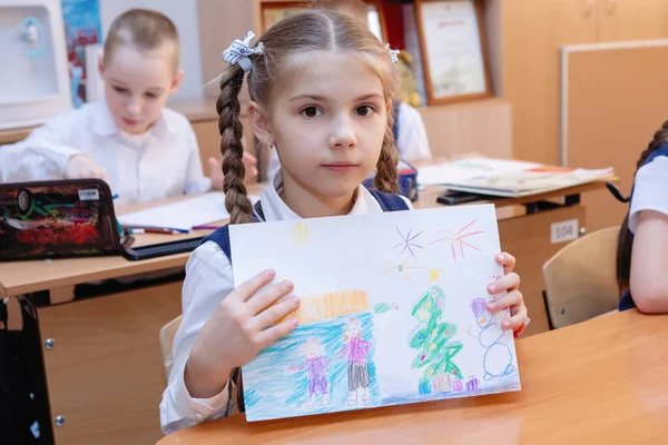 Schulmädchen Zeigt Während Der Unterrichtszeit Eine Zeichnung Schreibtisch Klassenzimmer Grundschulbildung — Stockfoto