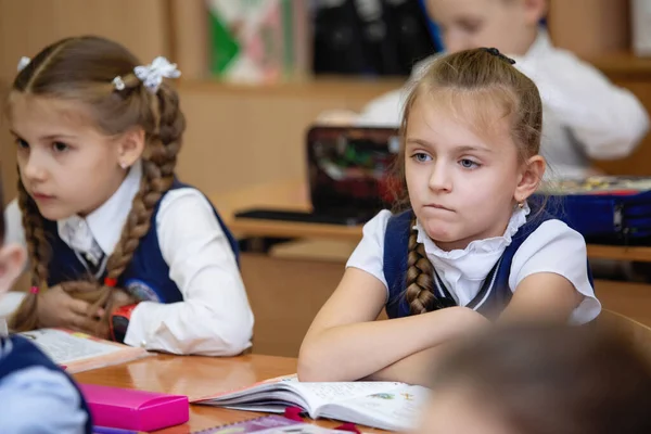 Schulmädchen Ihrem Schreibtisch Klassenzimmer Während Des Unterrichts Grundschulbildung Selektiver Fokus — Stockfoto