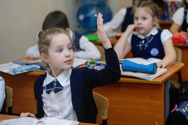 Schulmädchen Ihrem Schreibtisch Klassenzimmer Während Des Unterrichts Grundschulbildung Selektiver Fokus — Stockfoto