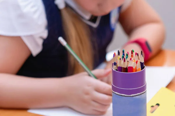 Schoolmeisje Aan Haar Bureau Klas Tijdens Les Basisonderwijs Selectieve Focus — Stockfoto