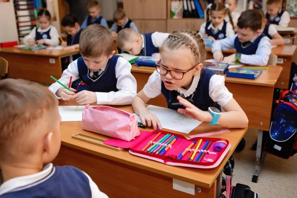 Grundschüler Ihren Schreibtischen Klassenzimmer Schulbildung Selektiver Fokus — Stockfoto