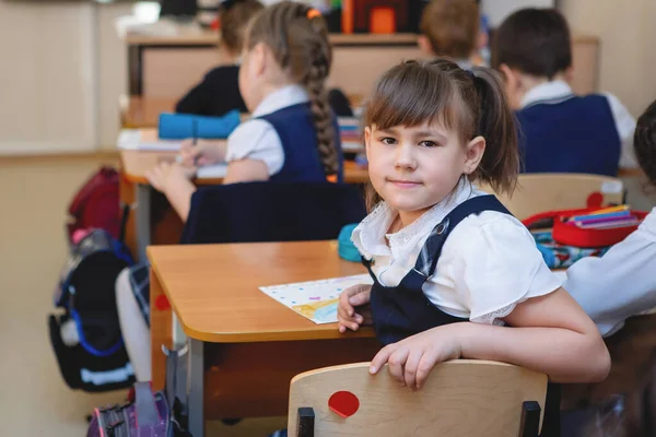 Uczennica Przy Biurku Klasie Podczas Lekcji Szkoła Podstawowa Skupienie Selektywne — Zdjęcie stockowe