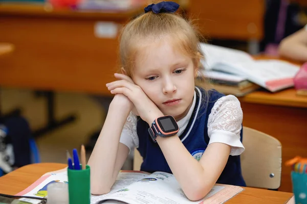 Studentessa Alla Scrivania Classe Durante Lezione Istruzione Primaria Scolastica Focus — Foto Stock