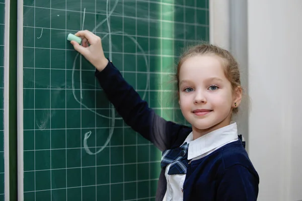 Scolaretta Uniforme Scrive Con Gesso Una Lavagna Istruzione Primaria Scolastica — Foto Stock