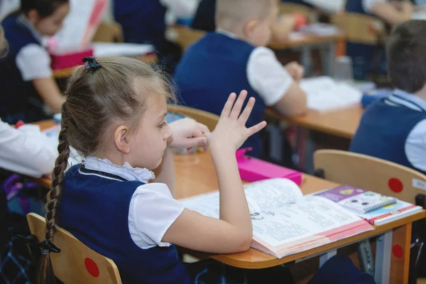 Schulmädchen Ihrem Schreibtisch Klassenzimmer Während Des Unterrichts Grundschulbildung Selektiver Fokus — Stockfoto