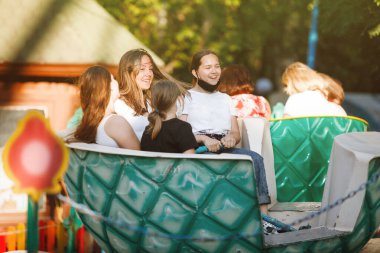 Atlıkarıncadaki gençler ya da şehirdeki eğlence parkındaki eğlence merkezi. Şehir eğlencesi kavramı, eğlence, eğlence..