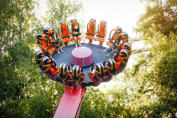 Extrém Attrakció Forgó Körhinta Egy Vidámparkban Nyáron Városban Városi Kikapcsolódás — Stock Fotó