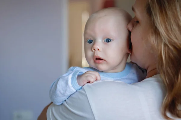 Mamma Stringe Bacia Bambino Tra Sue Braccia Amore Dei Genitori — Foto Stock