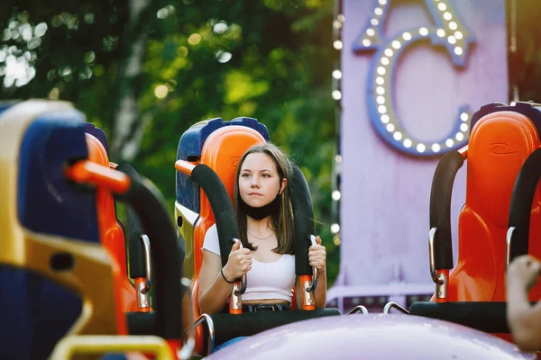 Mujer Joven Carrusel Atracción Parque Atracciones Verano Ciudad Concepto Recreación — Foto de Stock