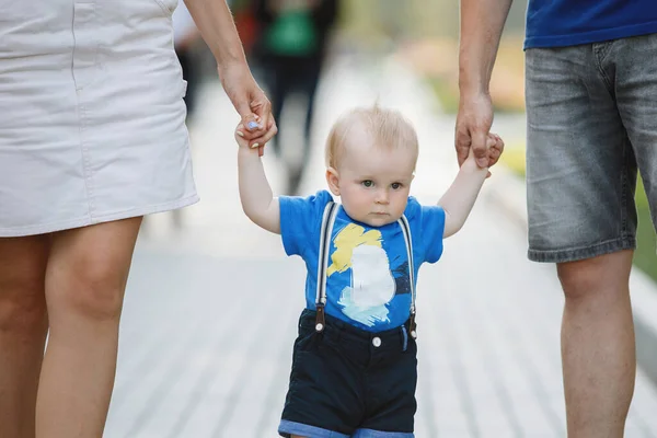 Családi Apa Anya Fia Sétálnak Járdán Városi Parkban Nyáron Kék — Stock Fotó
