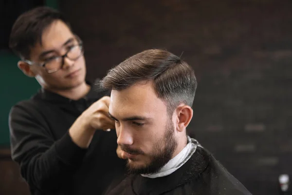 Master Cuts Bearded Guy Hair Clipper Hairdressing Chair Barbershop Salon — Stock Photo, Image