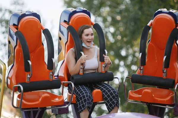 Fiatal Körhintán Vagy Attrakcióban Nyári Vidámparkban Városi Kikapcsolódás Szórakozás Szabadidő — Stock Fotó