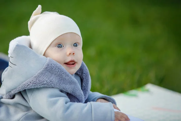 白い帽子のかわいい青い目の幼児の少年 幸せな子供時代 選択的フォーカス ぼやけた背景 — ストック写真