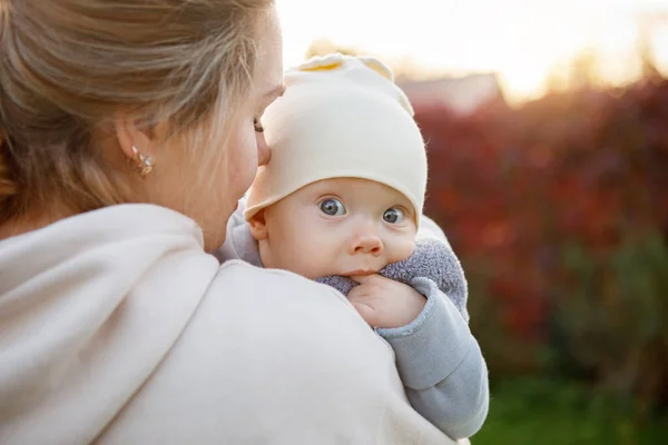 Donna Tiene Braccio Bambino Biondo Dagli Occhi Azzurri Buona Infanzia — Foto Stock