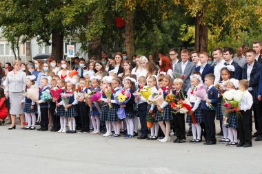 Eylül 'de okul çocukları için toplu tatil. Çiçekler, fiyonklar, şık giyimli çocuklar. Novosibirsk, Rossia, 9.1.2020