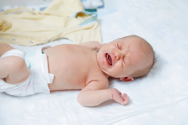 Lindo Bebé Recién Nacido Miente Llora Feliz Infancia Cuidado Los —  Fotos de Stock