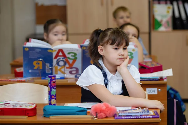 Colegialas Sus Escritorios Aula Durante Lección Educación Elemental Enfoque Selectivo — Foto de Stock