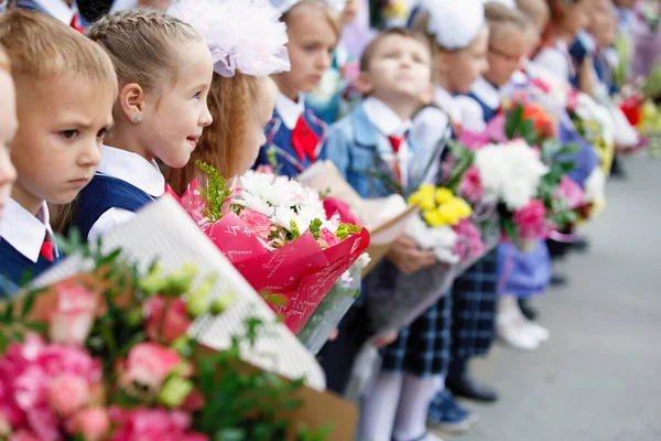 Massenfeiertag Der Schüler September Blumen Schleifen Klug Gekleidete Kinder Nowosibirsk — Stockfoto