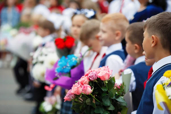 Massenfeiertag Der Schüler September Blumen Schleifen Klug Gekleidete Kinder Nowosibirsk — Stockfoto