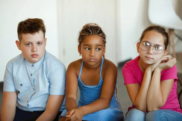 Três Adolescentes Tristes Sérios Estão Sentados Caucasiano Africano Americano Menino — Fotografia de Stock
