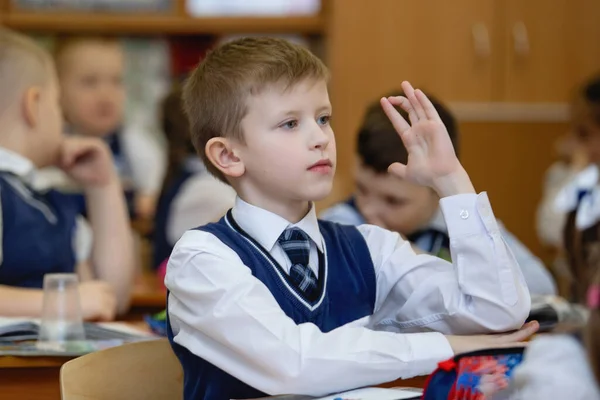 Schooljongen Aan Een Bureau Klas Tijdens Les Basisonderwijs Selectieve Focus — Stockfoto