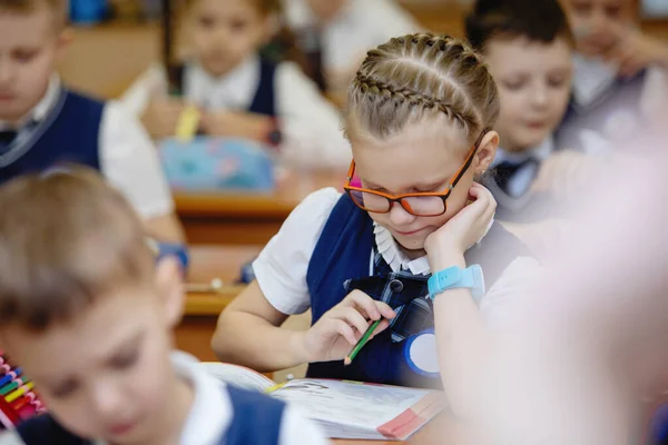 Schulmädchen Ihrem Schreibtisch Klassenzimmer Während Des Unterrichts Grundschulbildung Selektiver Fokus — Stockfoto