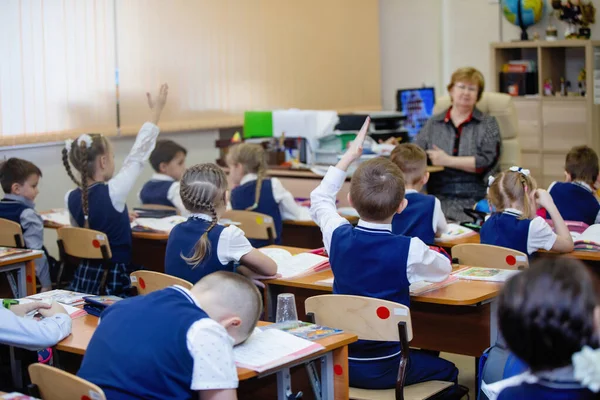 Schulkinder Ihren Schreibtischen Klassenzimmer Schulbildung Selektiver Fokus Rückseite — Stockfoto