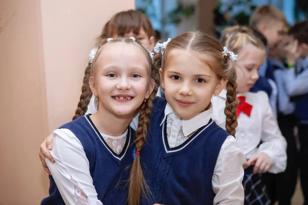 Grupo Niñas Escuela Primaria Uniforme Posando Ante Cámara Educación Primaria — Foto de Stock