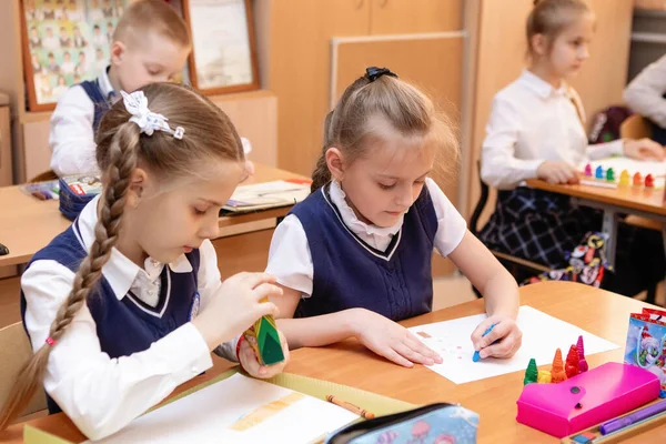 Uczniowie Szkoły Podstawowej Siedzą Przy Biurku Klasie Edukacja Szkolna Skupienie — Zdjęcie stockowe