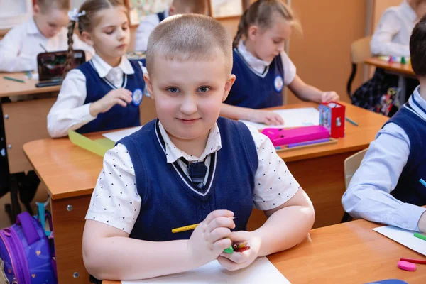 Colegial Escritorio Aula Durante Lección Educación Primaria Escolar Enfoque Selectivo — Foto de Stock