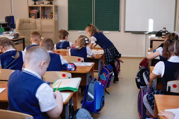 Schulkinder Sitzen Während Des Unterrichts Ihren Schreibtischen Klassenzimmer Grundschulbildung Ansicht — Stockfoto