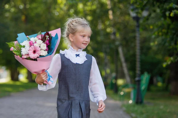 Écolière Avec Bouquet Fleurs Début Année Scolaire Uniforme Dans Parc — Photo