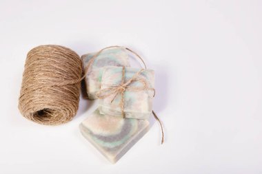 Ev yapımı sabun. Sandalwood kokusu ve jüt sicim. Küçük işletmeler, organik ürünler, doğal malzemeler. Üst görünüm.